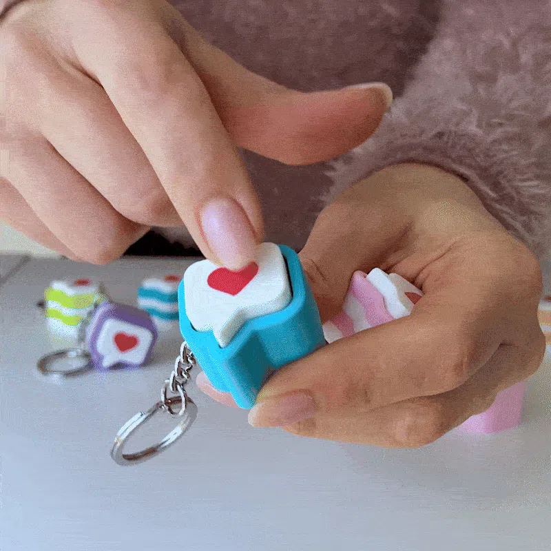 كليكر ايموجي الحب (Love Notification Clicker) — صورة 2