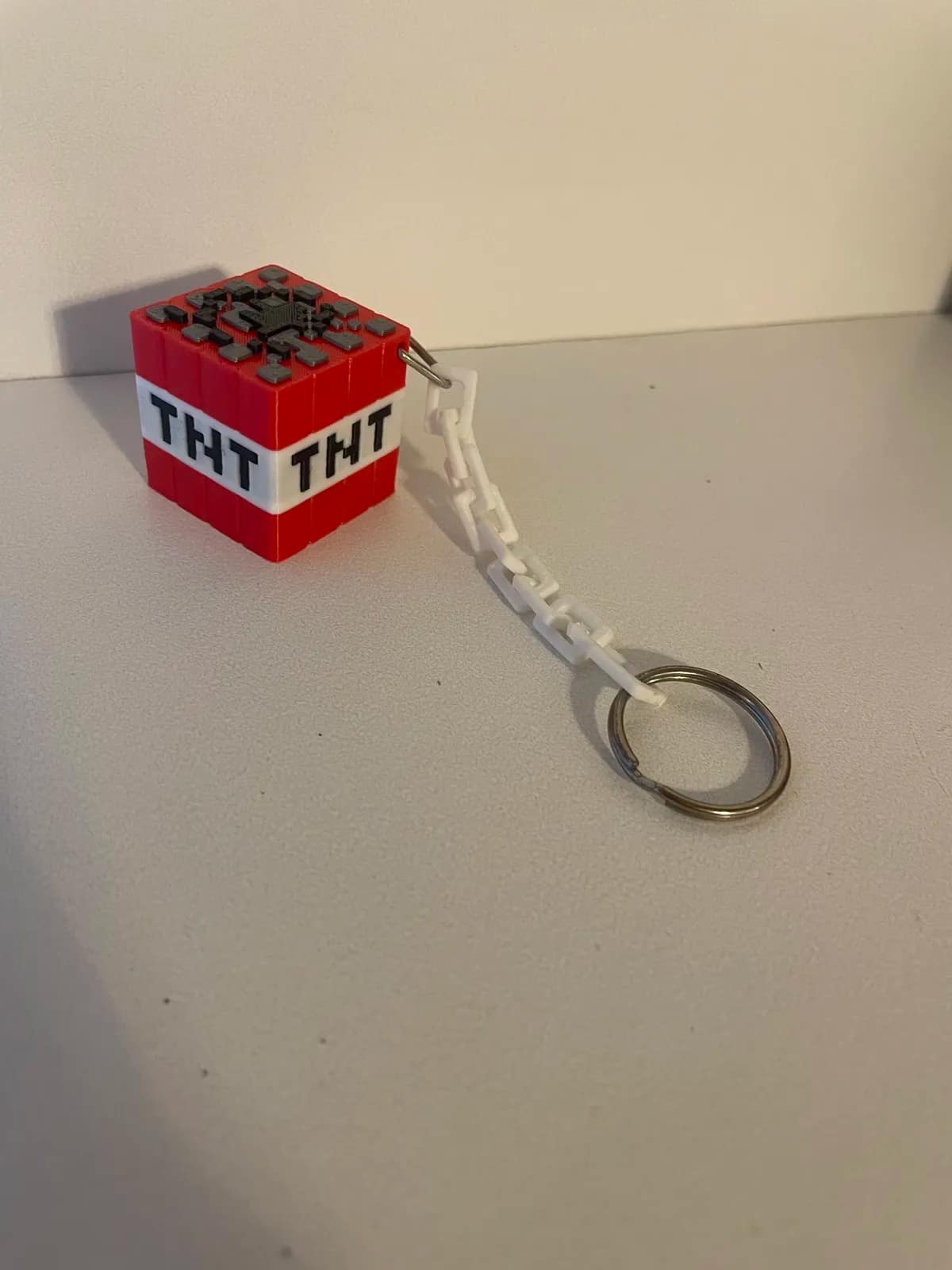 ميدالية تي ان تي ماينكرافت (Minecraft TNT Keychain) — ميدالية · ميدالية مفاتيح