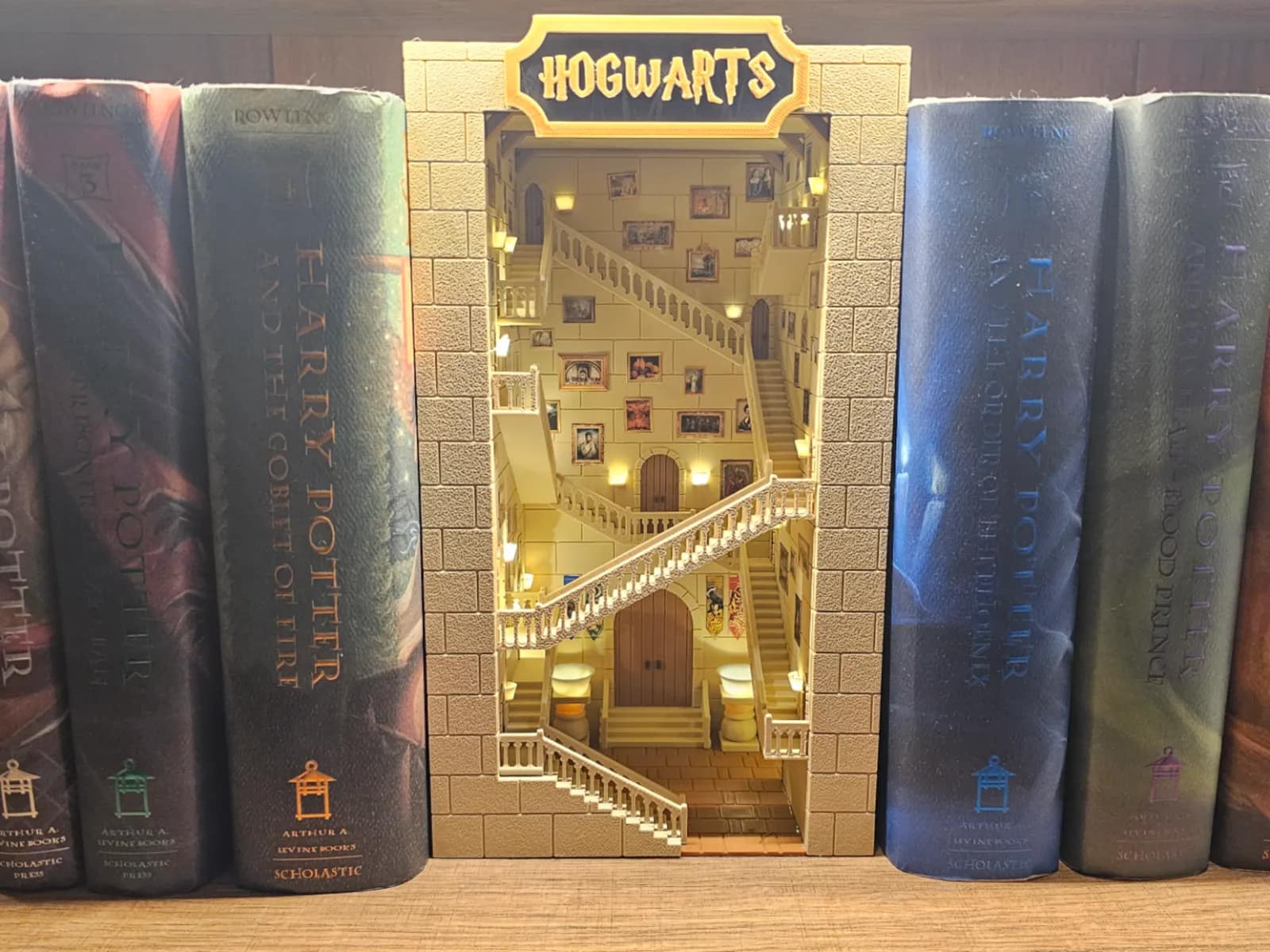 ديكور فاصل كتب هوجوارتس هاري بوتر (Harry Potter Hogwarts Book Nook) — منتج برِنتو