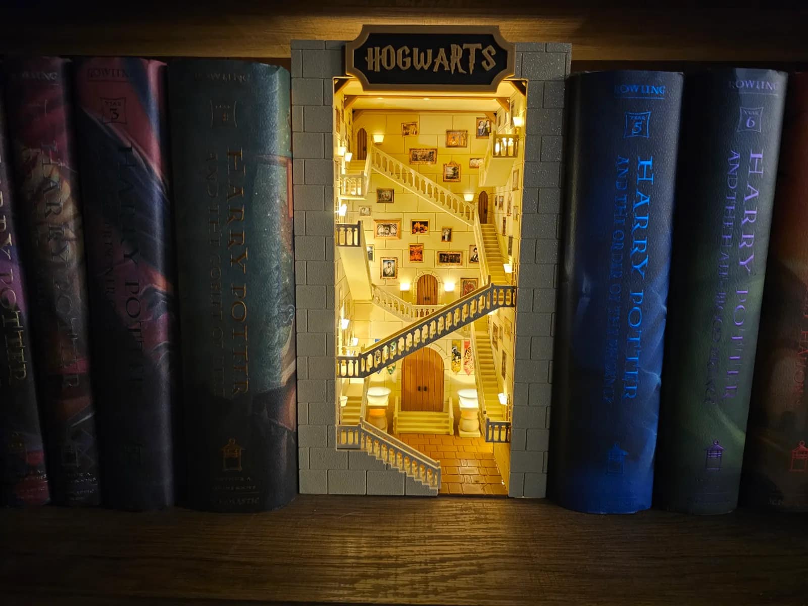 ديكور فاصل كتب هوجوارتس هاري بوتر (Harry Potter Hogwarts Book Nook) — صورة 3