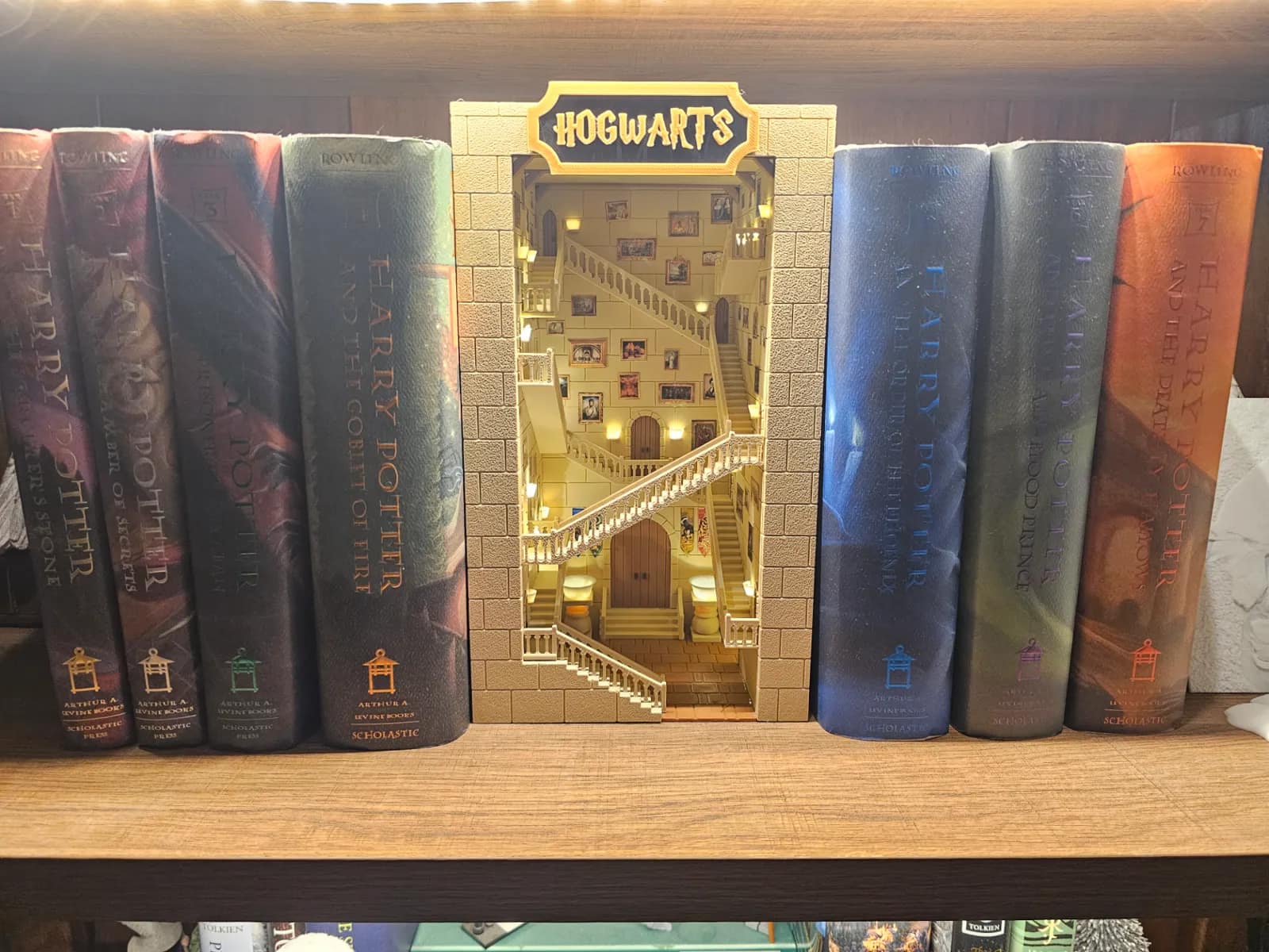 ديكور فاصل كتب هوجوارتس هاري بوتر (Harry Potter Hogwarts Book Nook) — صورة 4