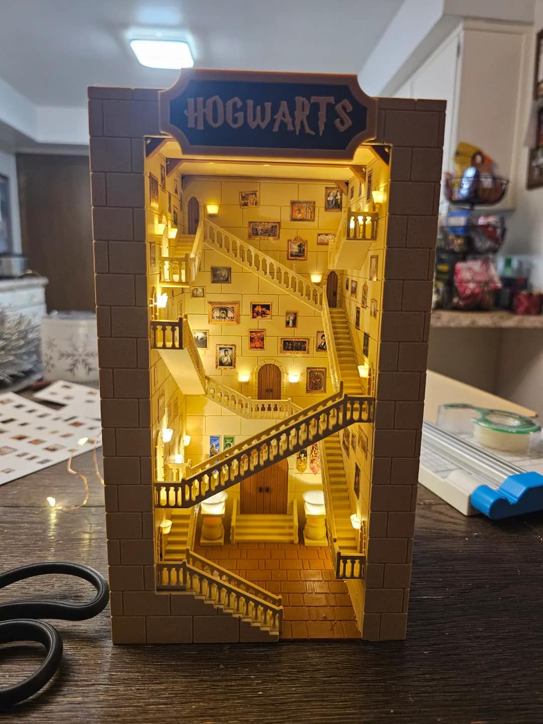 ديكور فاصل كتب هوجوارتس هاري بوتر (Harry Potter Hogwarts Book Nook) — صورة 5