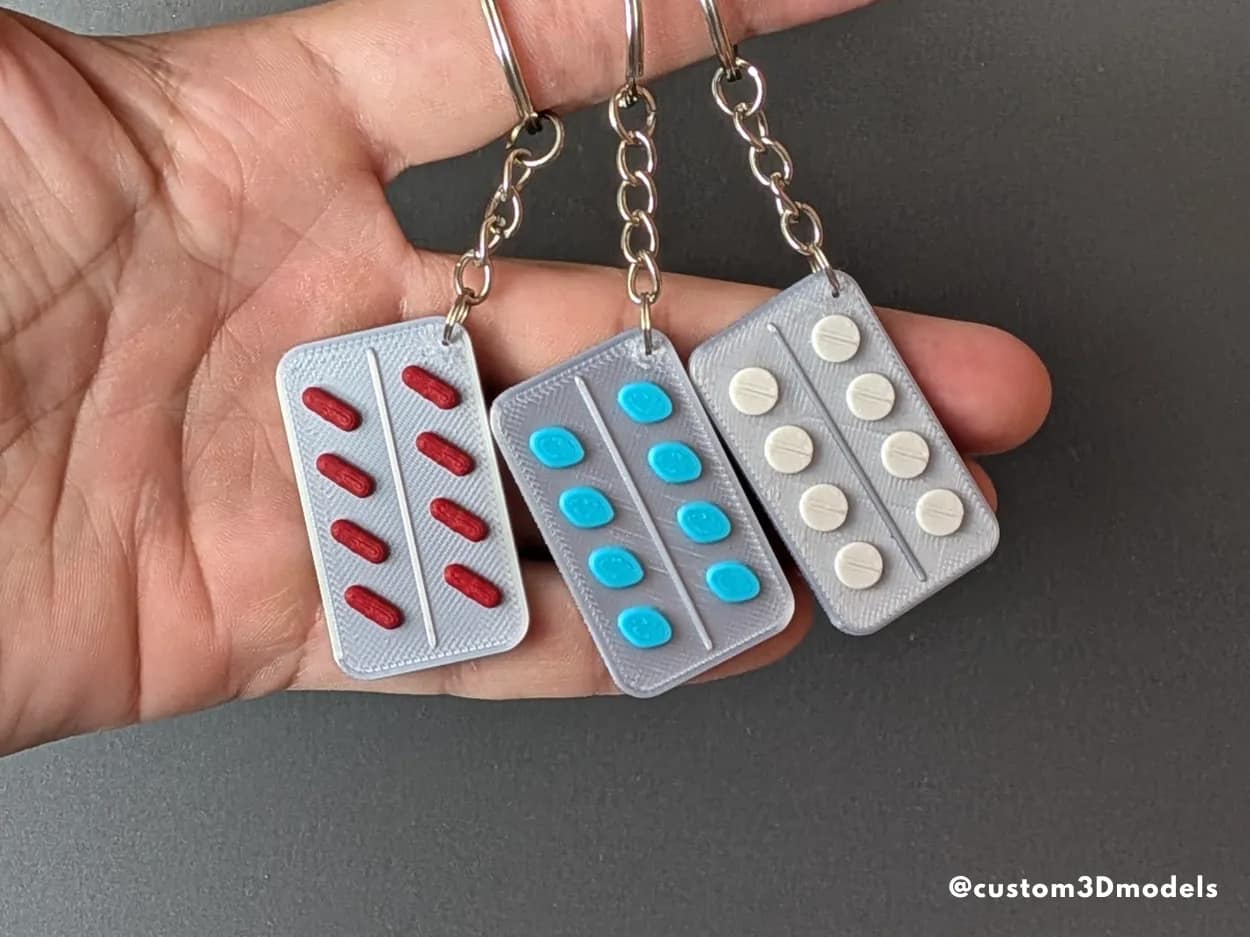 ميدالية شريط حبوب طبية ملونة (Medicine Pill Blister Keychain) — ميدالية · ميدالية مفاتيح