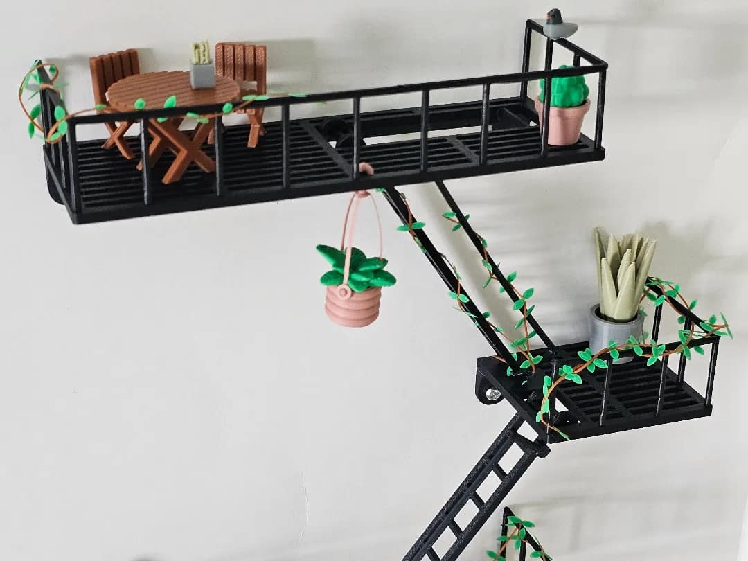 رف ديكور سلم الطوارئ المصغر (Mini Fire Escape Wall Shelf Decor) — منتج برِنتو