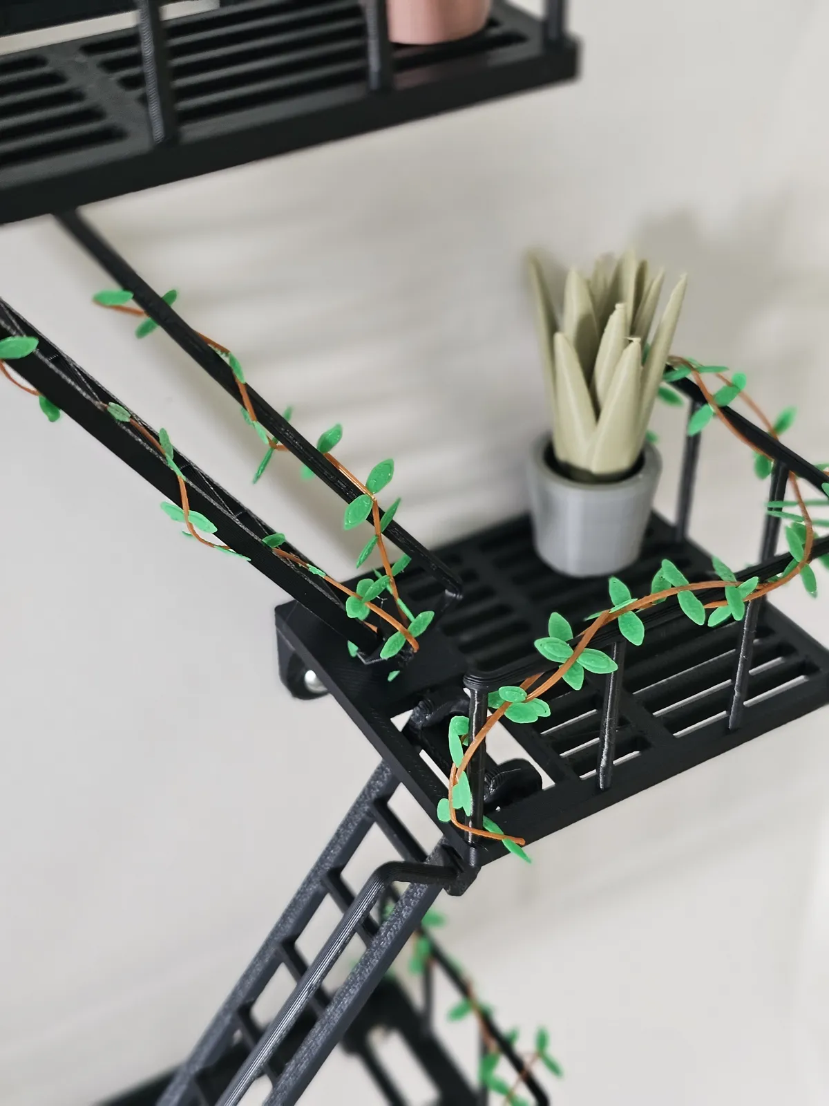 رف ديكور سلم الطوارئ المصغر (Mini Fire Escape Wall Shelf Decor) — صورة 4