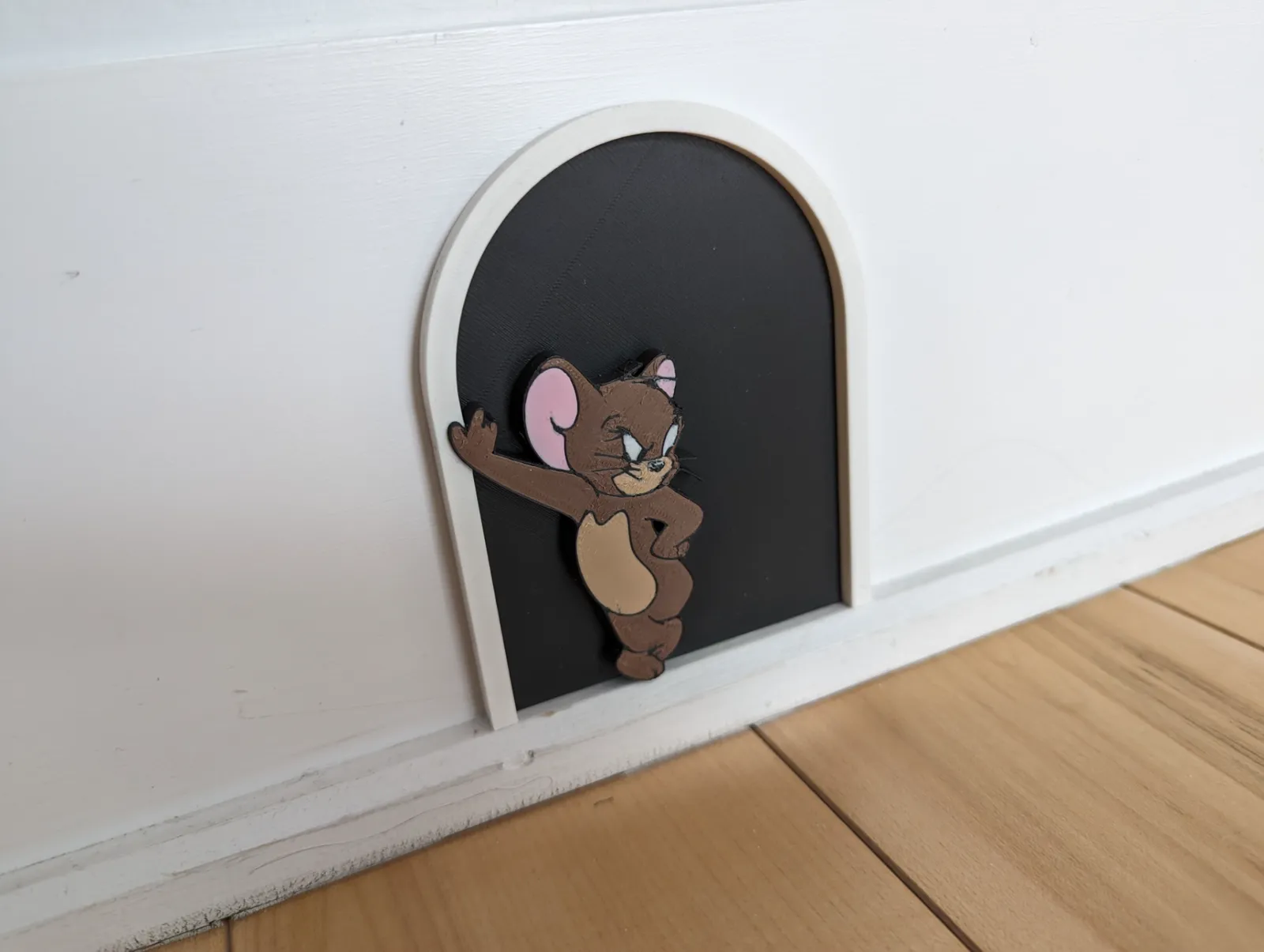 ديكور جداري توم وجيري (Jerry Mouse Hole Wall Decor) — منتج برِنتو