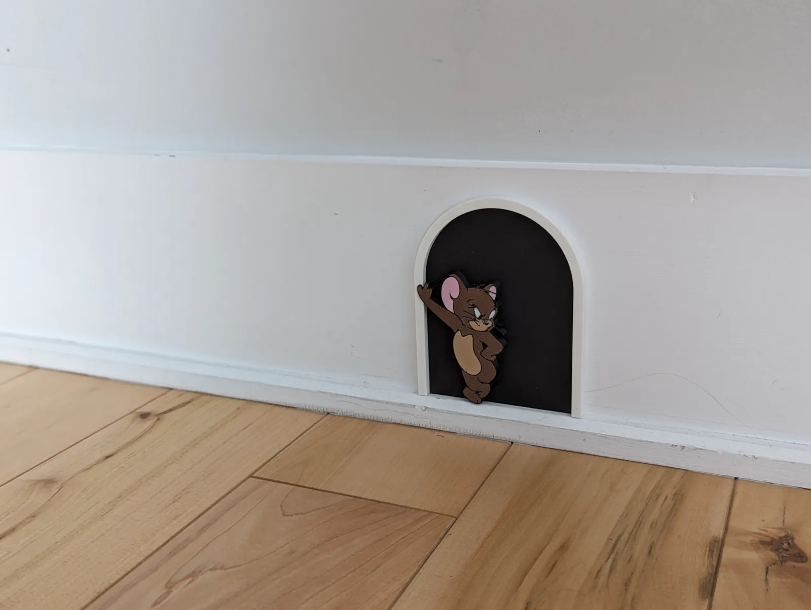 ديكور جداري توم وجيري (Jerry Mouse Hole Wall Decor) — صورة 2