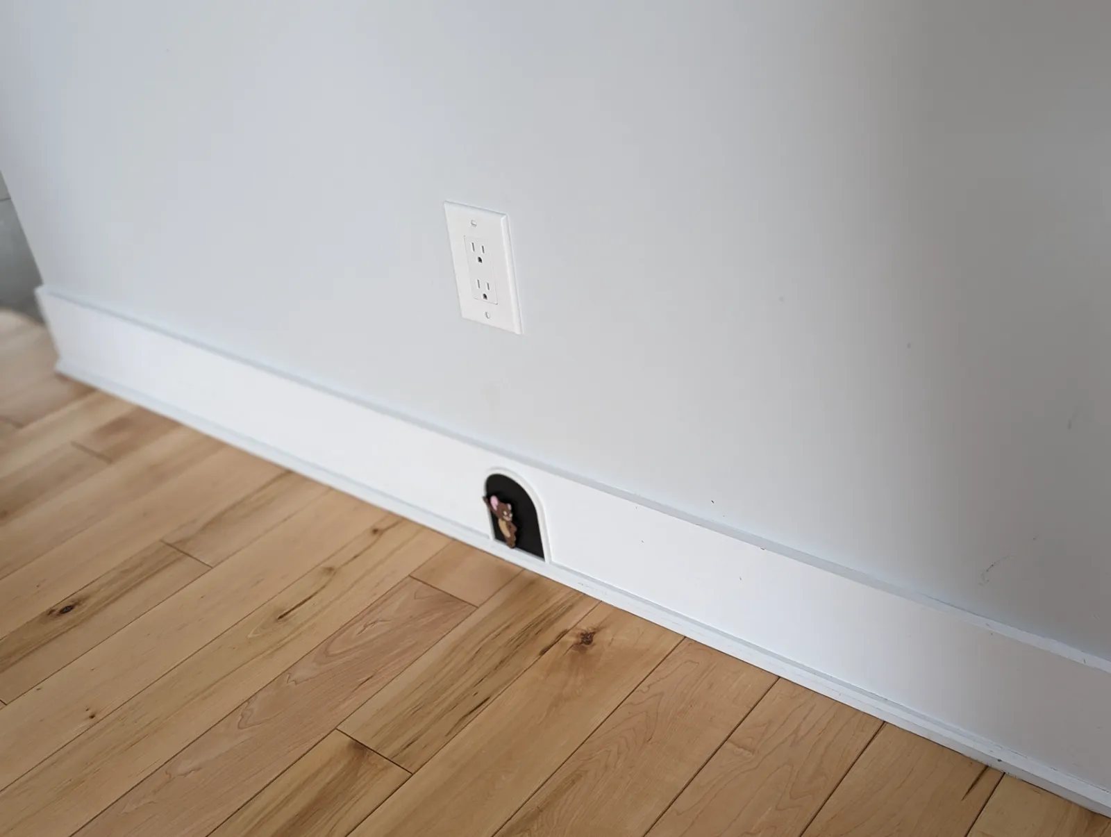 ديكور جداري توم وجيري (Jerry Mouse Hole Wall Decor) — صورة 3