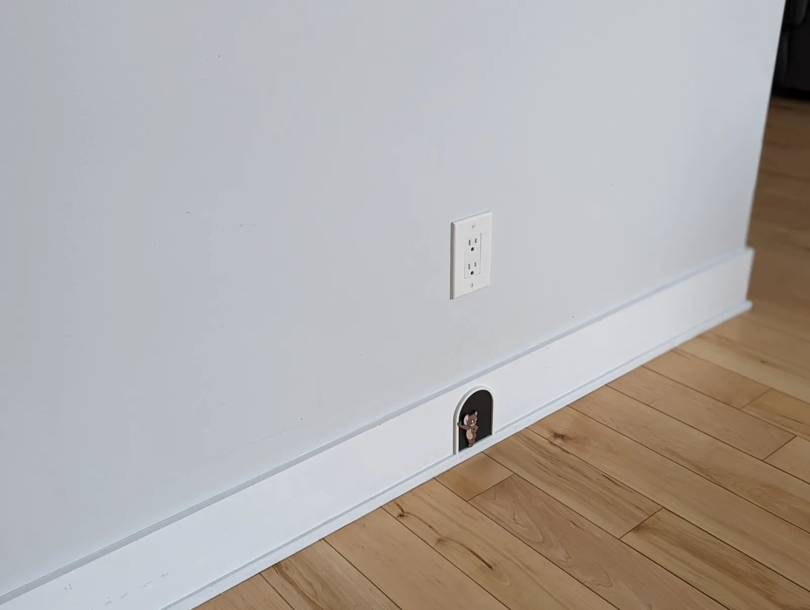 ديكور جداري توم وجيري (Jerry Mouse Hole Wall Decor) — صورة 4