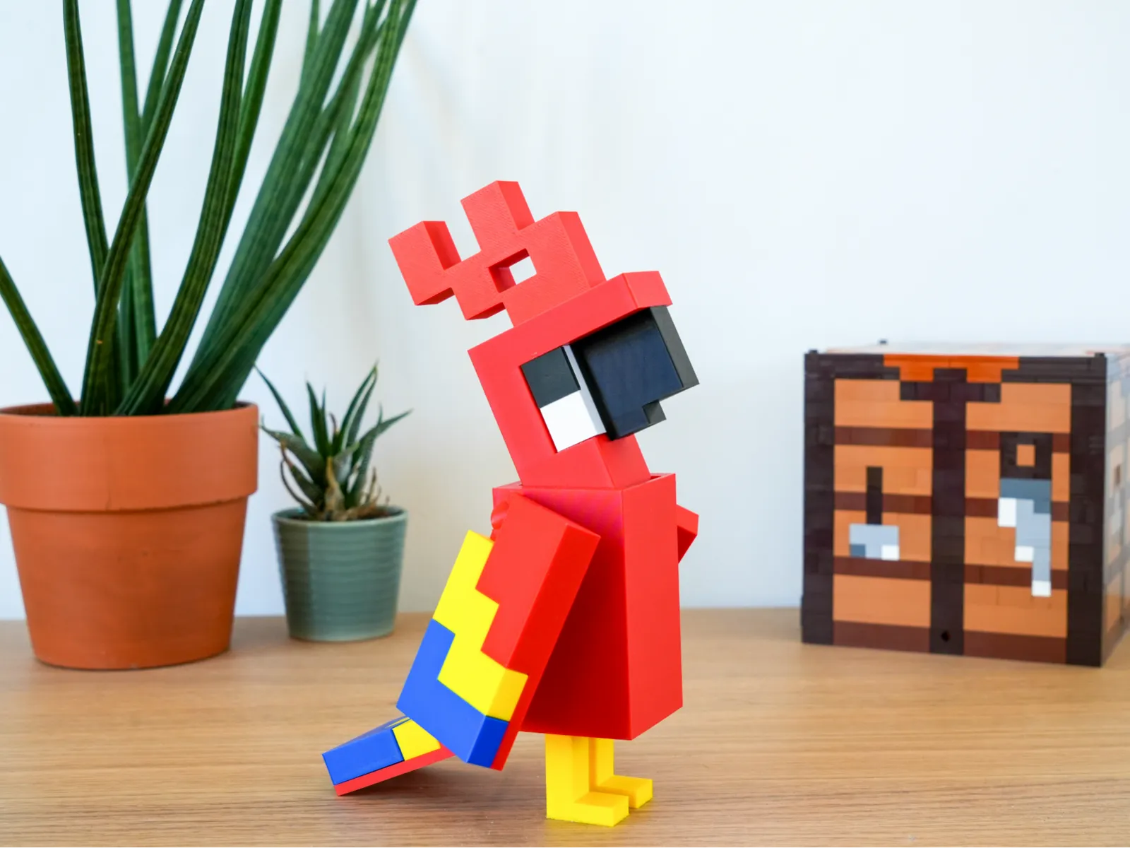 مجسّم ببغاء ماينكرافت الملوّن (Minecraft Parrot Figure) — منتج برِنتو