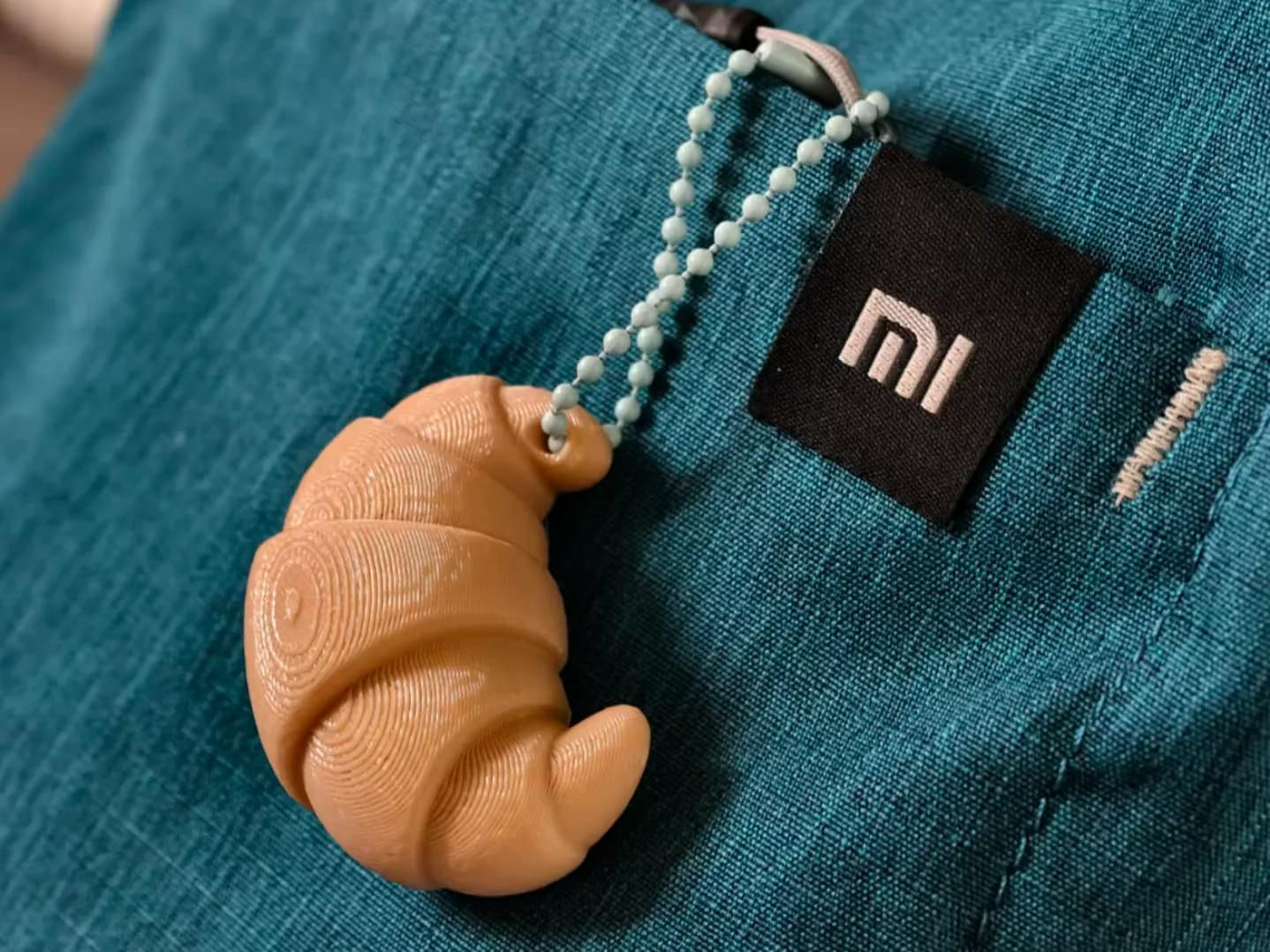 ميدالية كرواسون ذهبية فرنسية (Croissant Keychain) — ميدالية · ميدالية مفاتيح
