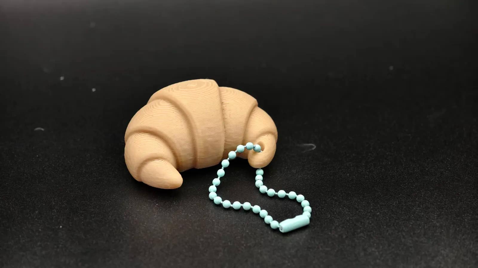 ميدالية كرواسون ذهبية فرنسية (Croissant Keychain) — صورة 2