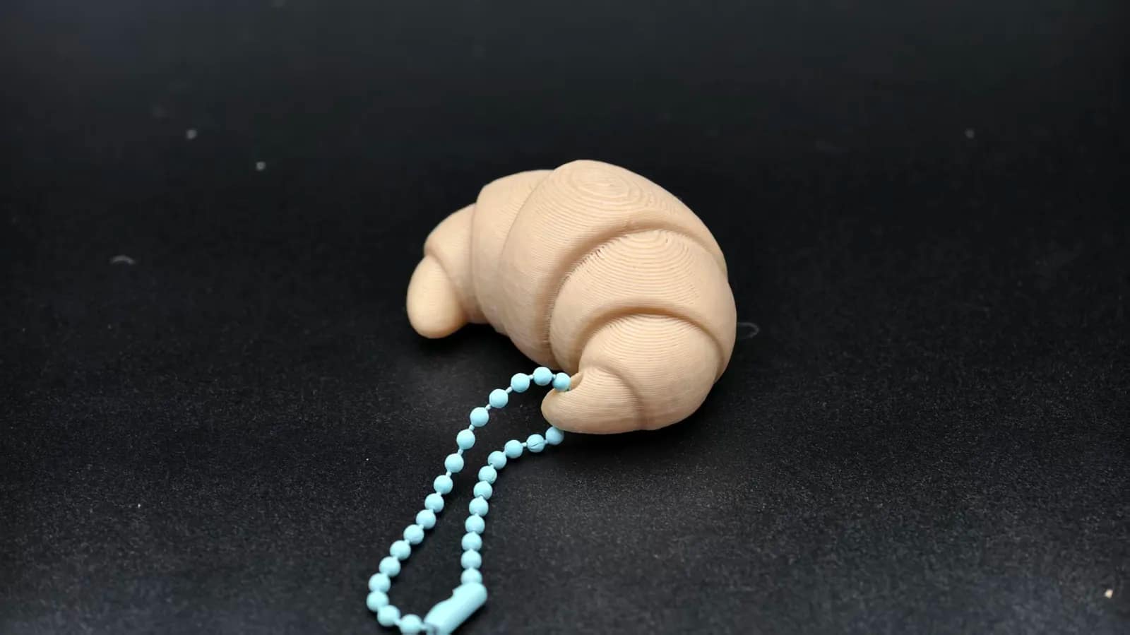 ميدالية كرواسون ذهبية فرنسية (Croissant Keychain) — صورة 3