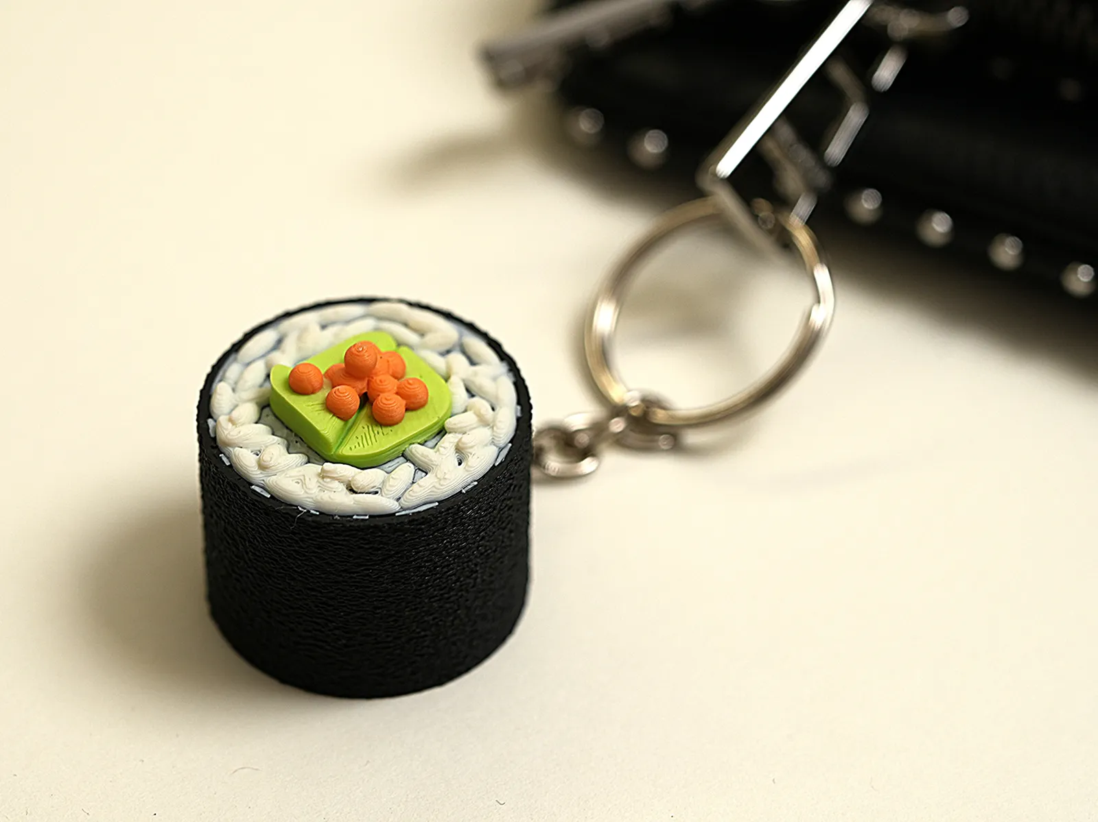 ميدالية سوشي رول ياباني (Sushi Roll Keychain) — صورة 2