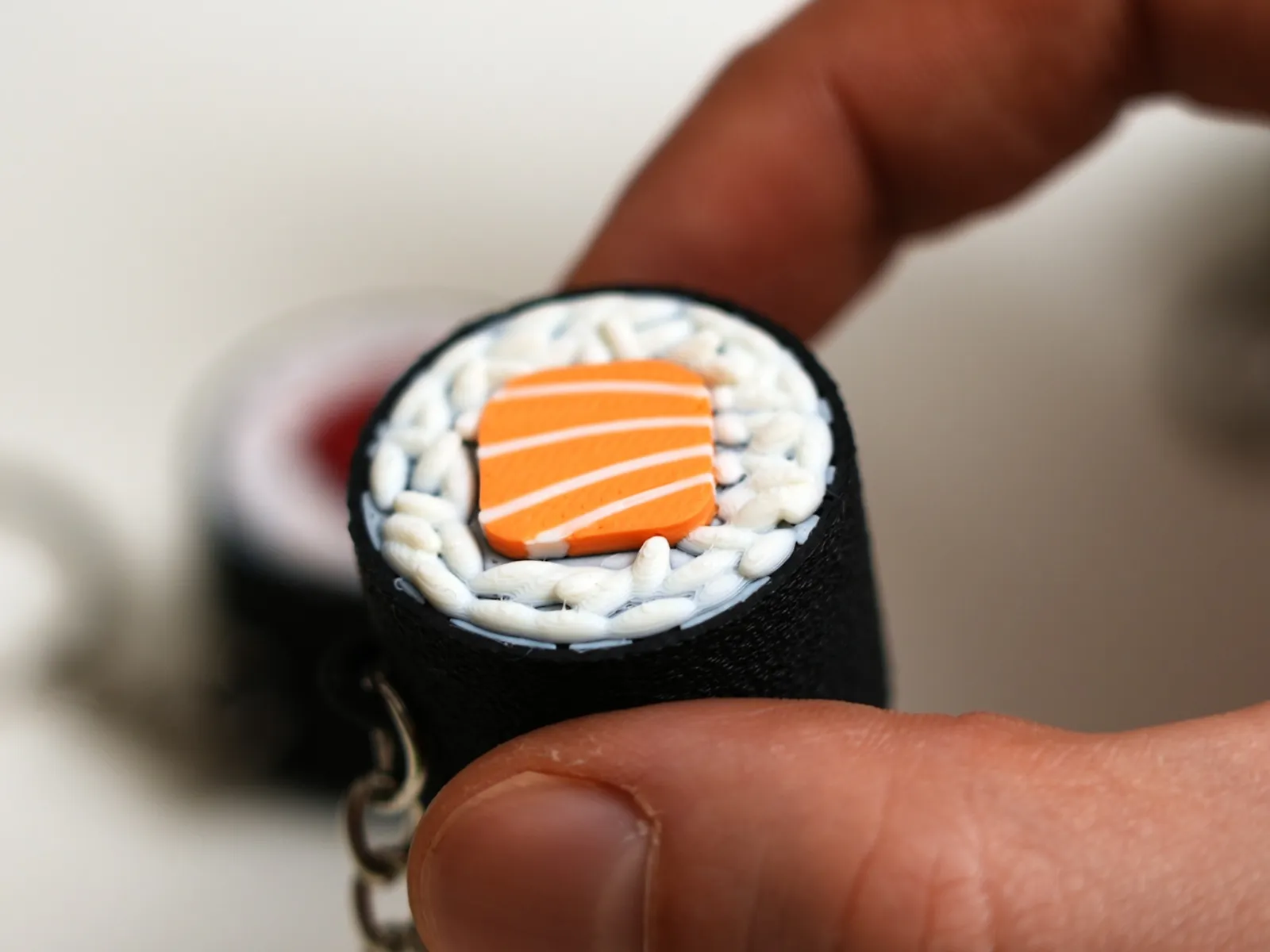 ميدالية سوشي رول ياباني (Sushi Roll Keychain) — صورة 3