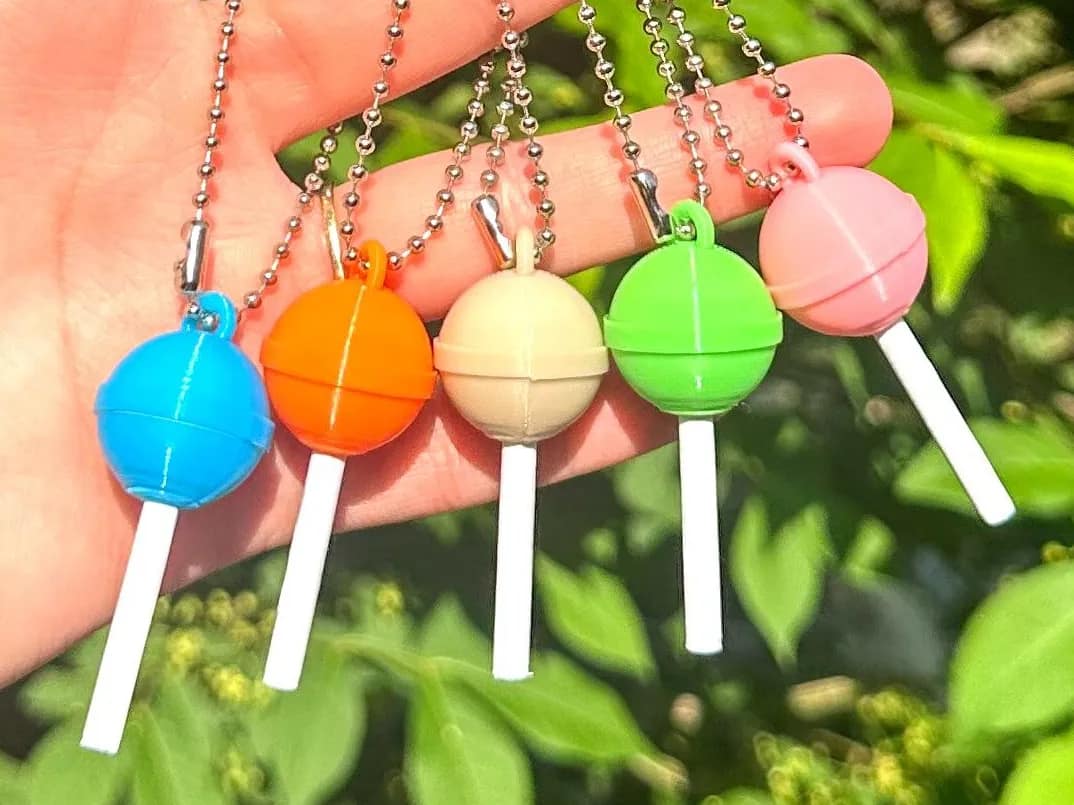 ميدالية المصاصة الملونة اللطيفة (Colorful Lollipop Keychain) — ميدالية · ميدالية مفاتيح