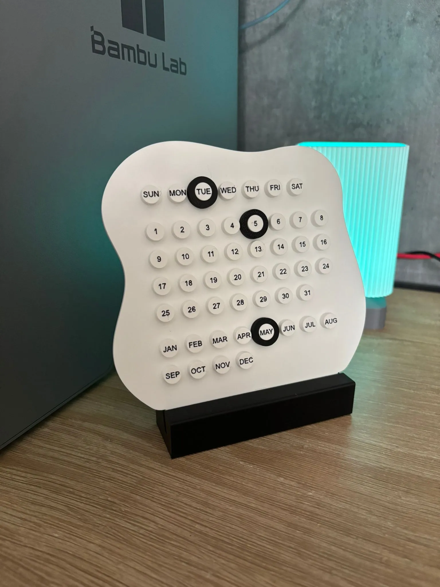 تقويم مكتبي عصري بتصميم منحني (Modern Desk Calendar) — صورة 2