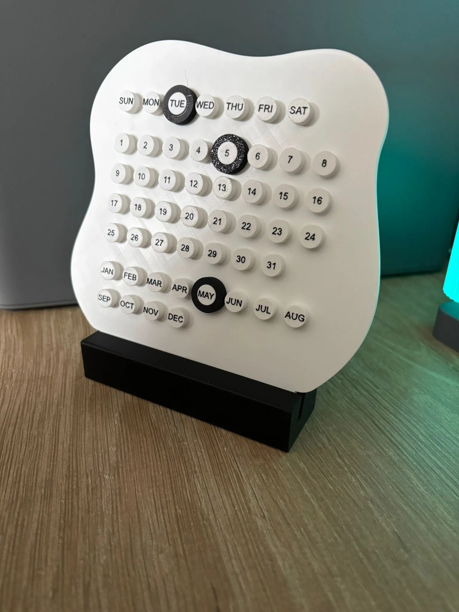 تقويم مكتبي عصري بتصميم منحني (Modern Desk Calendar) — صورة 3