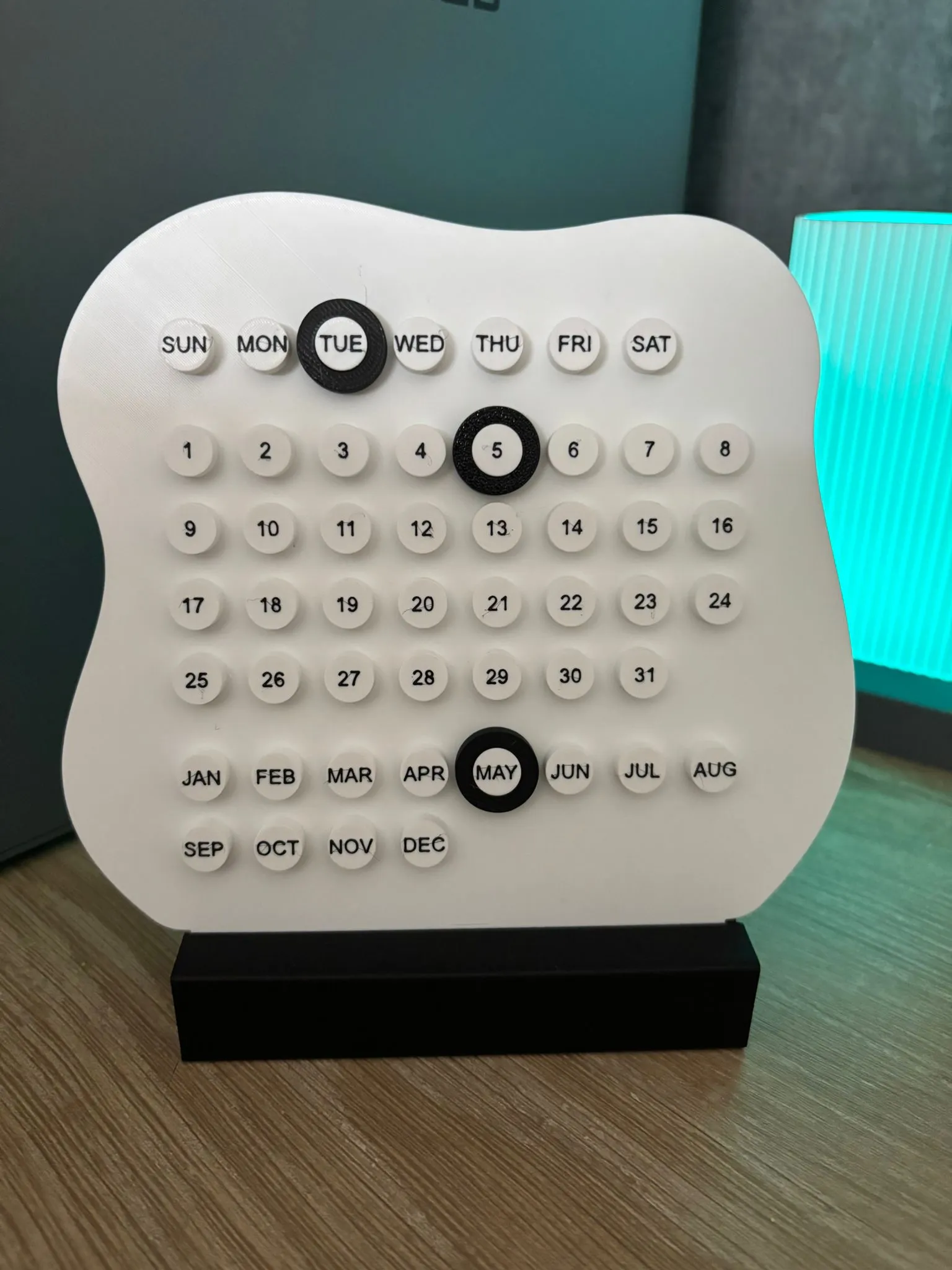 تقويم مكتبي عصري بتصميم منحني (Modern Desk Calendar) — صورة 4
