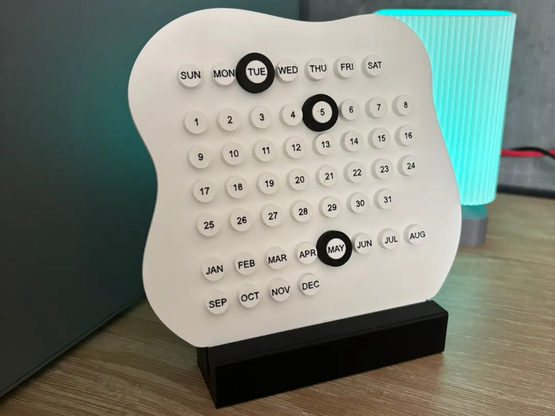 تقويم مكتبي عصري بتصميم منحني (Modern Desk Calendar) — صورة 5