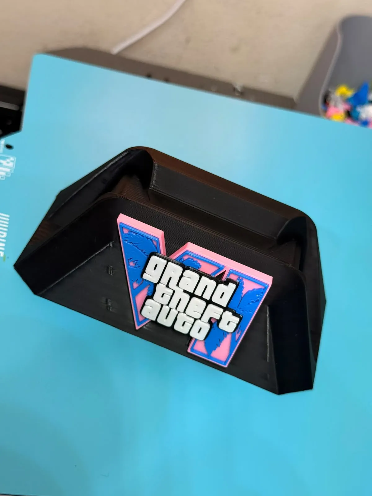قاعدة يد تحكم قراند 6 (GTA VI Controller Stand) — صورة 2