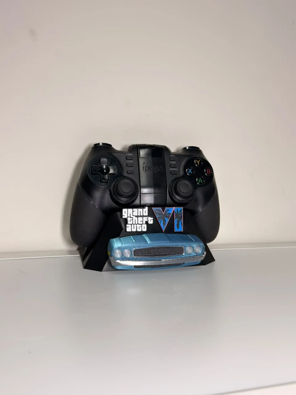 قاعدة يد تحكم قراند 6 سيارة (GTA VI Controller Stand Car Edition) — صورة 3