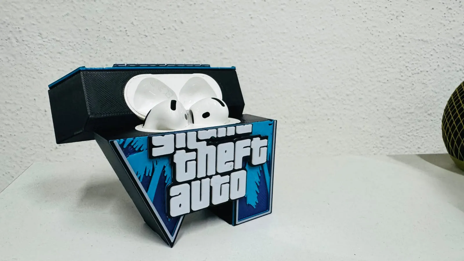 غطاء ايربود ٤ قراند ٦ (GTA VI AirPods 4 Case) — صورة 3