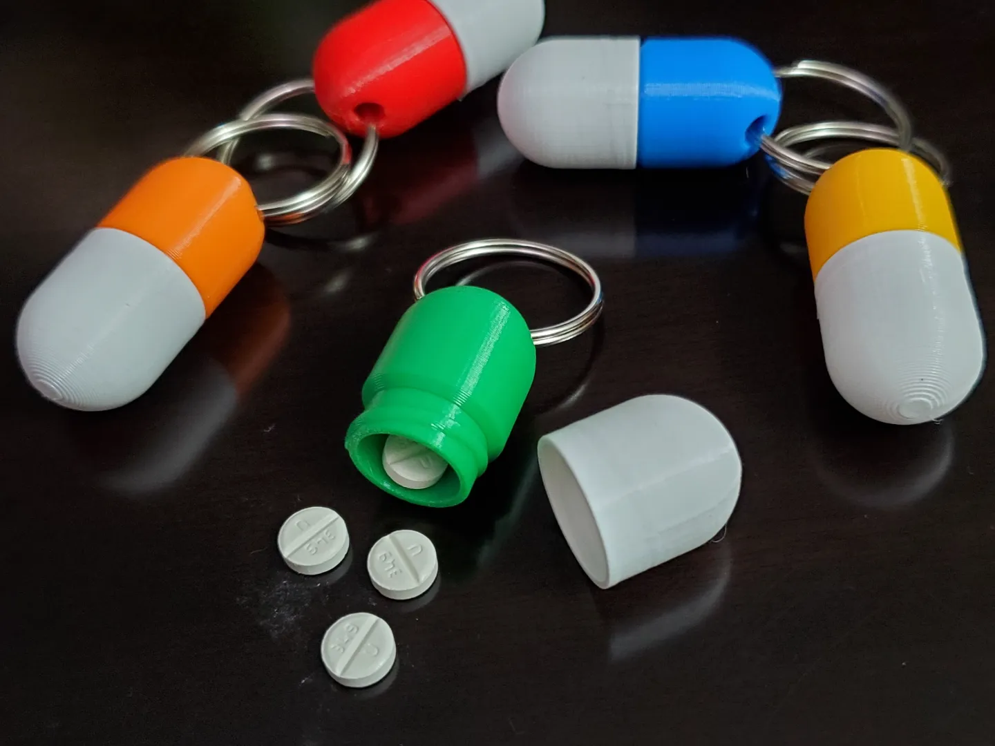 ميدالية كبسولة الأدوية الملونة (Medicine Capsule Keychain) — ميدالية · ميدالية مفاتيح