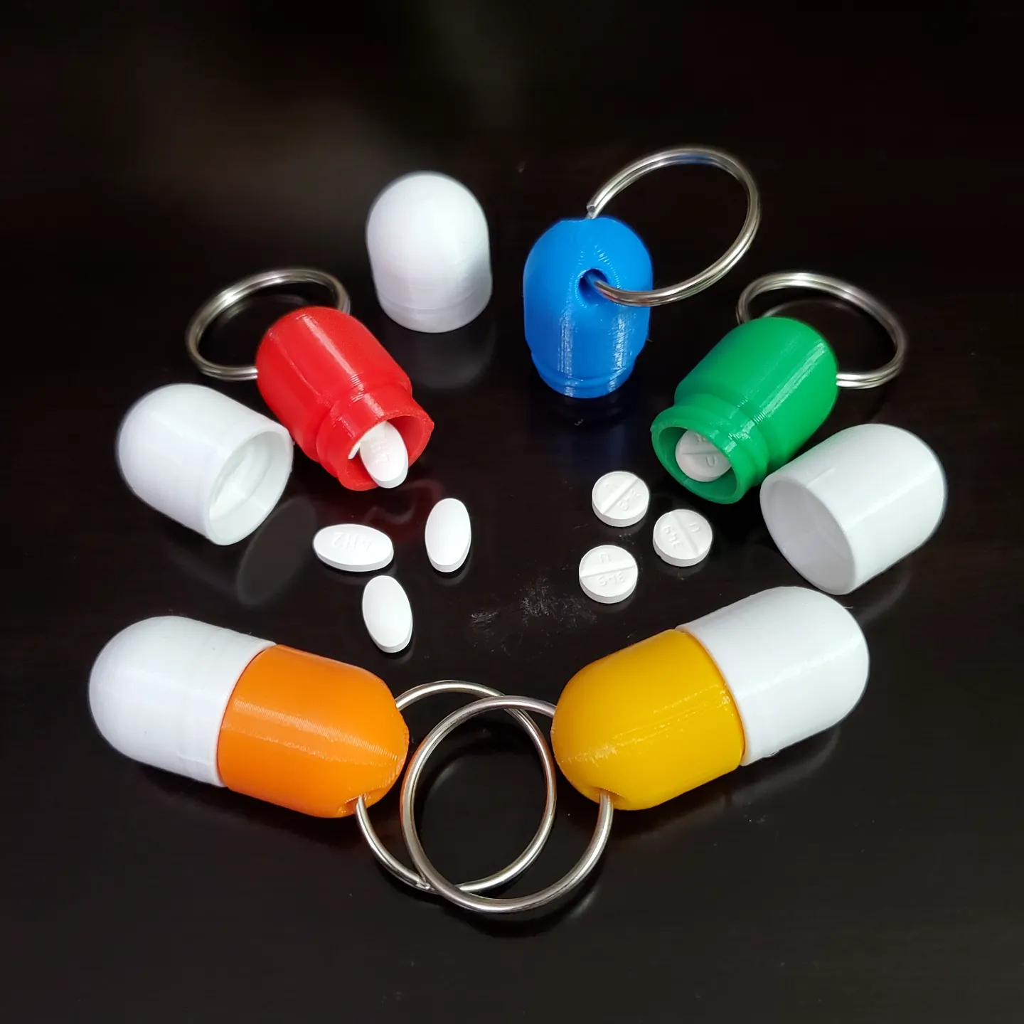 ميدالية كبسولة الأدوية الملونة (Medicine Capsule Keychain) — صورة 3