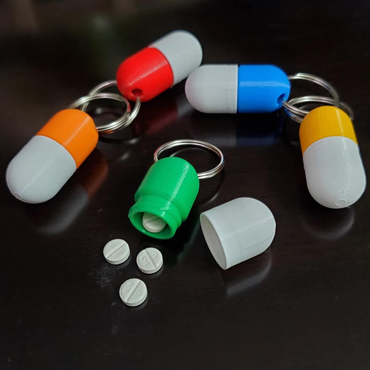 ميدالية كبسولة الأدوية الملونة (Medicine Capsule Keychain) — صورة 4